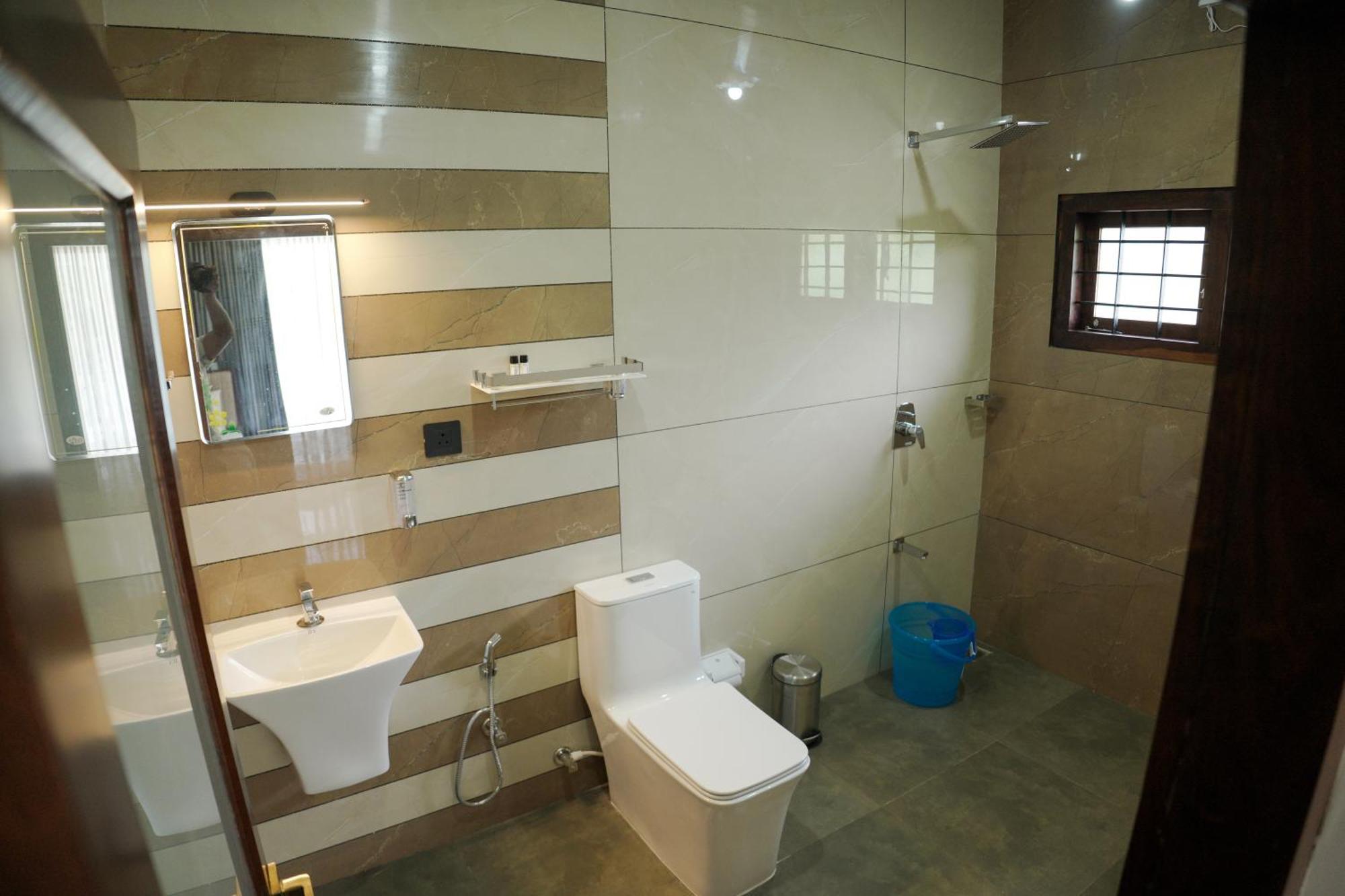 Teak And Lake Homestay Thekkady Ngoại thất bức ảnh