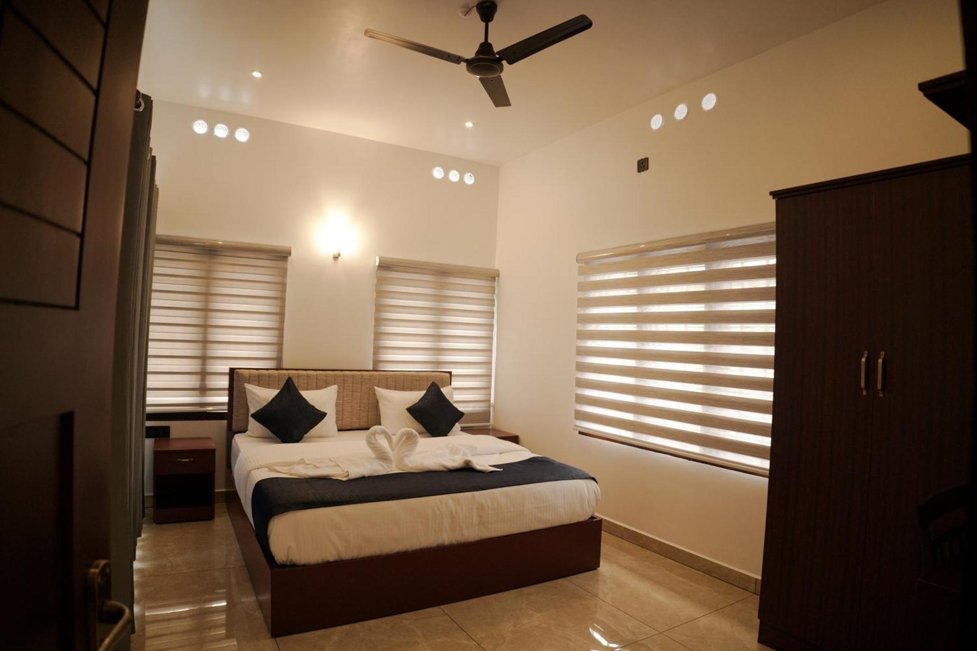 Teak And Lake Homestay Thekkady Ngoại thất bức ảnh
