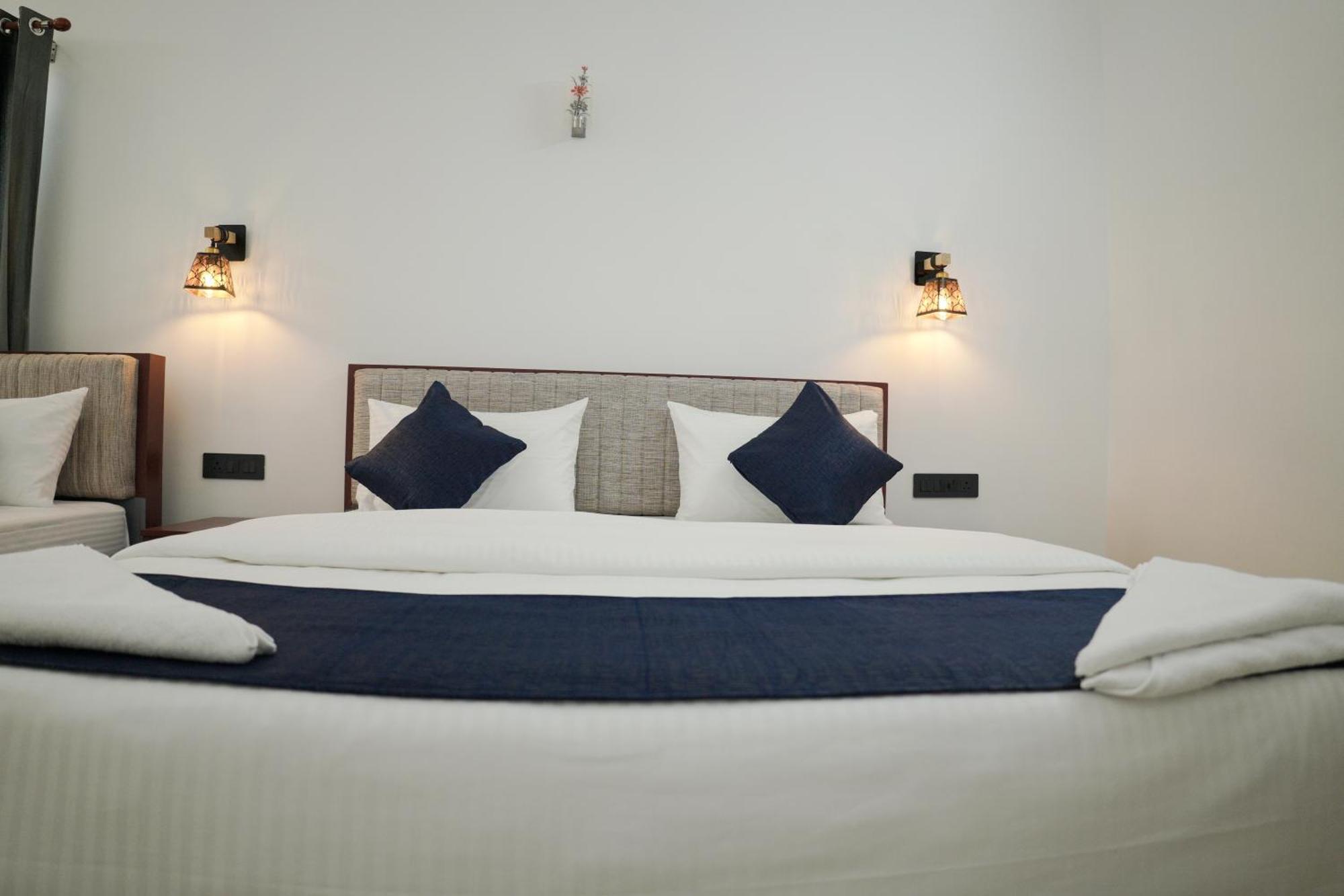Teak And Lake Homestay Thekkady Ngoại thất bức ảnh